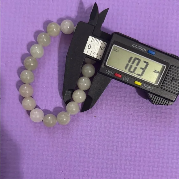 10mm Elegant Green Jade Beaded Bracelet - Picture 2 of 5